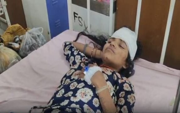 दहेज के लिए घर का गेट बंद कर दो सगी बहनों पर जानलेवा हमला, लोहे के हथियारों से किया वार.. दहेज के लिए घर का गेट बंद कर दो सगी बहनों पर जानलेवा हमला, लोहे के हथियारों से किया वार..