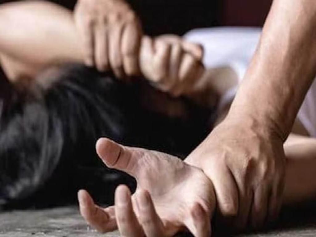 15 साल की लड़की: को गलत तरीके से छूने लगा अधेड़, विरोध करने पर रेप. 15 साल की लड़की: को गलत तरीके से छूने लगा अधेड़, विरोध करने पर रेप.