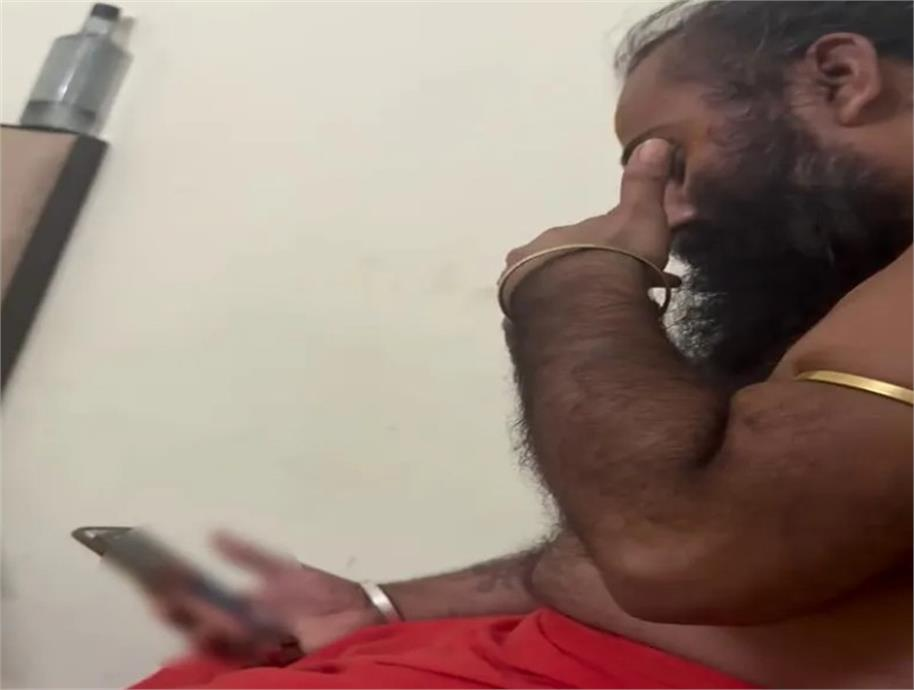 महंत का कथित अश्लील; वीडियो चैट वायरल! मचा बवाल, महंत बोले- बदनाम करने की साजिश’ महंत का कथित अश्लील; वीडियो चैट वायरल! मचा बवाल, महंत बोले- बदनाम करने की साजिश’
