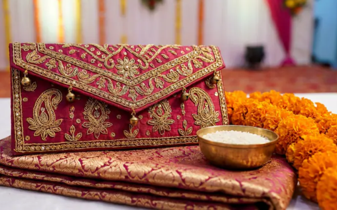 शादी में मिले 10 लाख: रुपये के शगुन से दूल्हे की बढ़ी चिंता, सरकारी नौकरी के कारण सताने लगा इनकम टैक्स का डर’