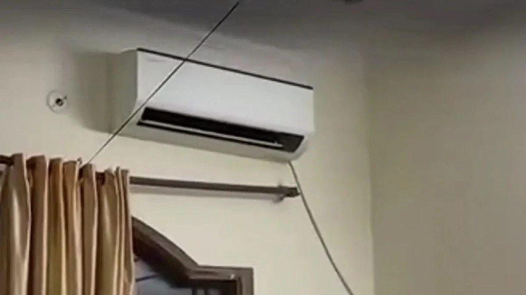 गर्ल्स हॉस्टल के बाथरूम में कैमरा ऑन मोबाइल मिलने से हड़कंप, वार्डन पर छात्राओं ने लगाए गंभीर आरोप.. गर्ल्स हॉस्टल के बाथरूम में कैमरा ऑन मोबाइल मिलने से हड़कंप, वार्डन पर छात्राओं ने लगाए गंभीर आरोप..