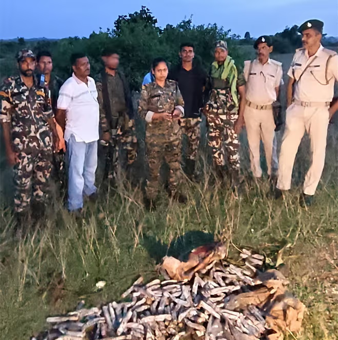 जंगल में जमीन के नीचे छिपाकर रखी थीं 250 जिलेटिन की छड़ें, पुलिस और STF ने बरामद कर टाला बड़ा खतरा. जंगल में जमीन के नीचे छिपाकर रखी थीं 250 जिलेटिन की छड़ें, पुलिस और STF ने बरामद कर टाला बड़ा खतरा.