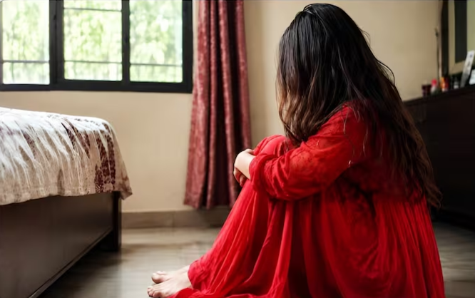 पति के बाहर जाते ही बहू से अश्लील बातें करने का आरोप, गलत संबंध का दबाव बनाने की शिकायत; डर के कारण पहले रही चुप. पति के बाहर जाते ही बहू से अश्लील बातें करने का आरोप, गलत संबंध का दबाव बनाने की शिकायत; डर के कारण पहले रही चुप.