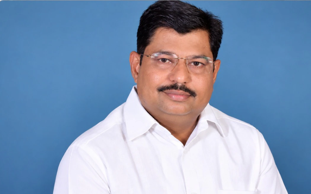 ‘सरकार बनी तो IAS बनवा दूंगा…’ महिला बैंककर्मी को आपत्तिजनक मैसेज भेजने का आरोप, सपा नेता राजन रिजवी पर FIR. ‘सरकार बनी तो IAS बनवा दूंगा…’ महिला बैंककर्मी को आपत्तिजनक मैसेज भेजने का आरोप, सपा नेता राजन रिजवी पर FIR.