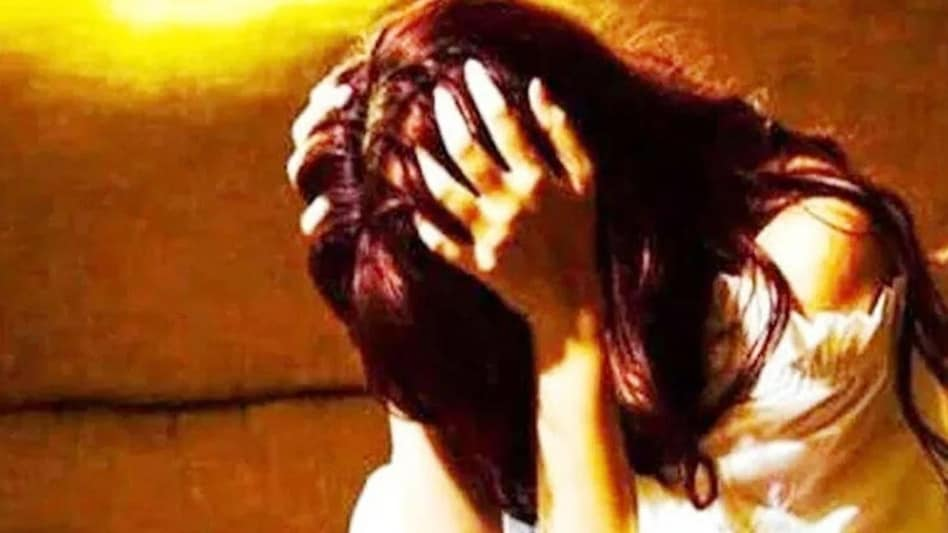 हैदराबाद में 16 साल की छात्रा से सामूहिक यौन हिंसा का आरोप, 8 युवकों से पूछताछ; नशीला पदार्थ देने की भी बात सामने आई हैदराबाद में 16 साल की छात्रा से सामूहिक यौन हिंसा का आरोप, 8 युवकों से पूछताछ; नशीला पदार्थ देने की भी बात सामने आई