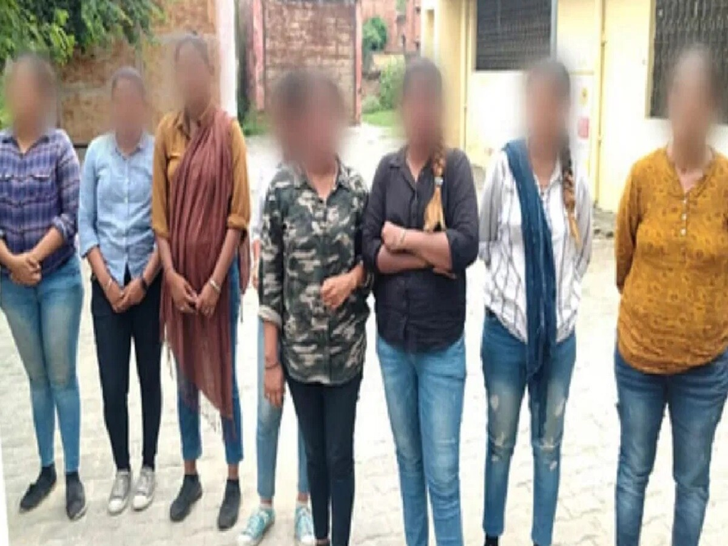 जींस-टीशर्ट पहनकर सड़क पर कटोरा लेकर बैठी थीं 9 लड़कियां, राहगीरों से मांग रहीं थीं पैसे; पुलिस ने पकड़ा तो खुला राज.