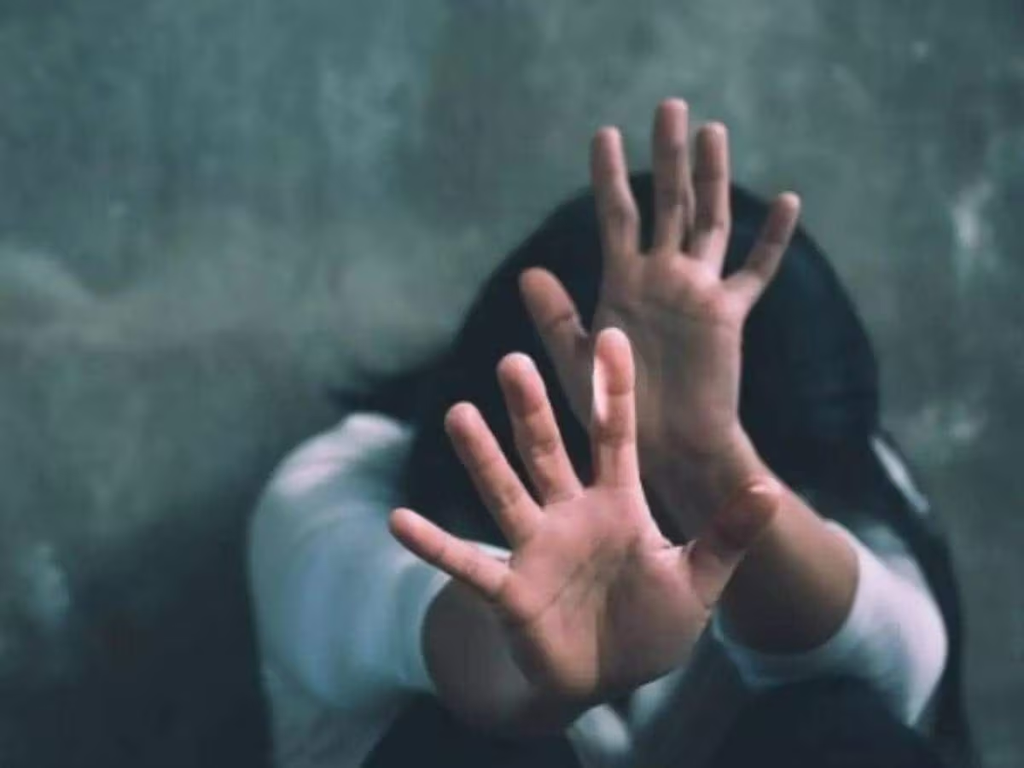 दिल्ली के सदर बाजार में छात्रा से दरिंदगी, 56 साल के दर्जी ने दुकान में हाथ-पैर बांधकर किया दुष्कर्म.. दिल्ली के सदर बाजार में छात्रा से दरिंदगी, 56 साल के दर्जी ने दुकान में हाथ-पैर बांधकर किया दुष्कर्म..