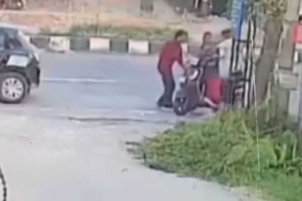 देहरादून में महिला को कार में खींचने की कोशिश, झाड़ू लेकर भिड़ीं 3 सफाईकर्मी; ऐसे बची महिला की जान. देहरादून में महिला को कार में खींचने की कोशिश, झाड़ू लेकर भिड़ीं 3 सफाईकर्मी; ऐसे बची महिला की जान.