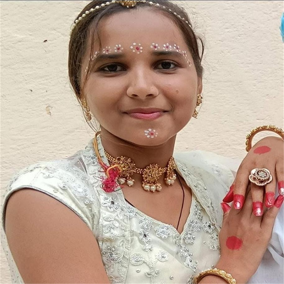 कल स्कूल में राधा बनकर नाची थी 15 साल की छात्रा, अगले दिन करंट ने छीन ली जिंदगी.. कल स्कूल में राधा बनकर नाची थी 15 साल की छात्रा, अगले दिन करंट ने छीन ली जिंदगी..