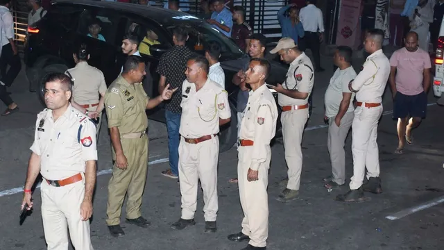 होटल के लीज विवाद ने लिया खूनी मोड़, मालिक के परिवार समेत 5 लोगों की गोली मारकर हत्या; वारदात के एक घंटे बाद पकड़ा गया आरोपी होटल के लीज विवाद ने लिया खूनी मोड़, मालिक के परिवार समेत 5 लोगों की गोली मारकर हत्या; वारदात के एक घंटे बाद पकड़ा गया आरोपी