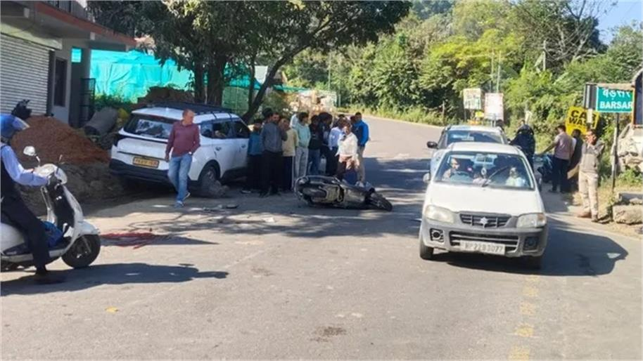 हमीरपुर में दो स्कूटियों की टक्कर के बाद हुआ दर्दनाक हादसा, श्रद्धालुओं की कार की चपेट में आने से 31 वर्षीय युवक की मौत हमीरपुर में दो स्कूटियों की टक्कर के बाद हुआ दर्दनाक हादसा, श्रद्धालुओं की कार की चपेट में आने से 31 वर्षीय युवक की मौत