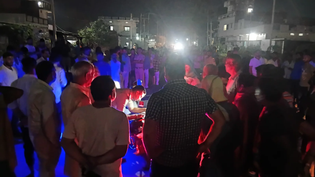 ससुराल में मारपीट से बचने के लिए भागी बहू, हाईवे पर पहुंचते ही हुआ दर्दनाक हादसा; ट्रक की चपेट में आने से मौत ससुराल में मारपीट से बचने के लिए भागी बहू, हाईवे पर पहुंचते ही हुआ दर्दनाक हादसा; ट्रक की चपेट में आने से मौत