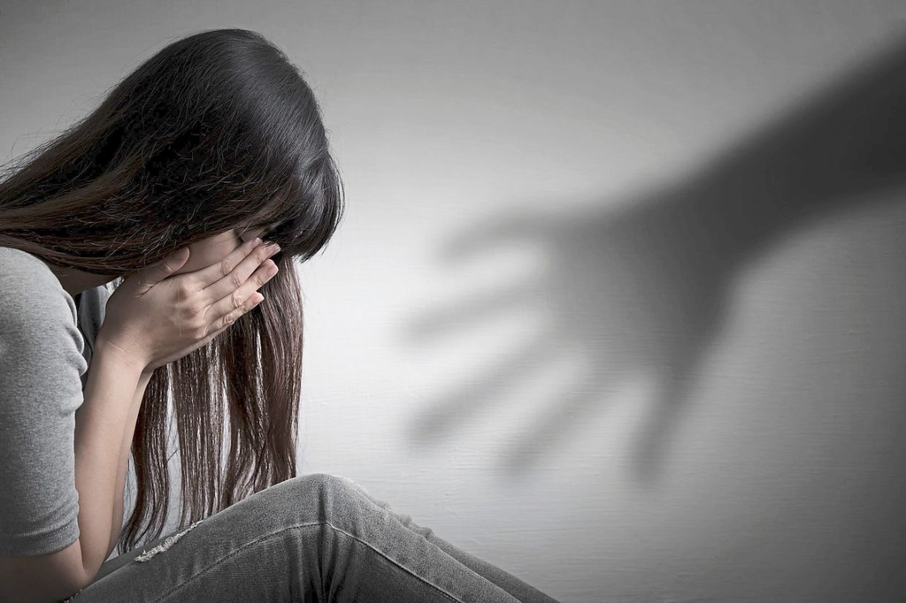 सरकारी नौकरी का सपना दिखाकर महिला से लिए 4.5 लाख रुपये, रिसॉर्ट में यौन उत्पीड़न के बाद चलती कार से फेंकने का आरोप सरकारी नौकरी का सपना दिखाकर महिला से लिए 4.5 लाख रुपये, रिसॉर्ट में यौन उत्पीड़न के बाद चलती कार से फेंकने का आरोप