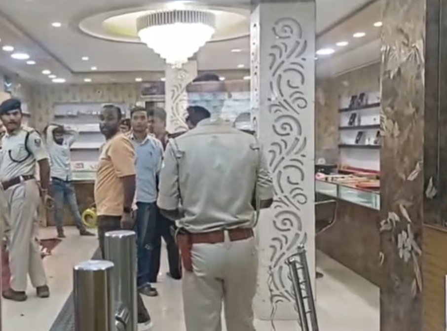 बिहार में दिनदहाड़े ज्वेलर्स की दुकान पर धावा, पिस्टल तानकर ग्राहकों को बनाया बंधक; लाखों के गहने लेकर फरार हुए 4 बदमाश बिहार में दिनदहाड़े ज्वेलर्स की दुकान पर धावा, पिस्टल तानकर ग्राहकों को बनाया बंधक; लाखों के गहने लेकर फरार हुए 4 बदमाश