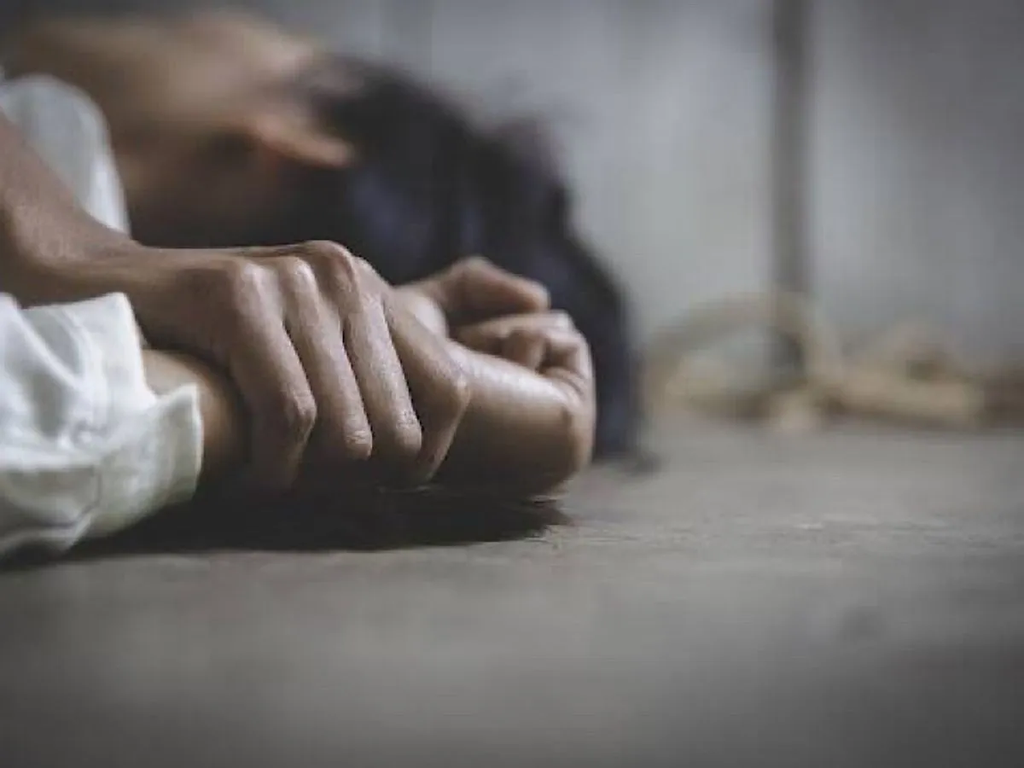 कंपनी की पार्टी में महिला कर्मचारी से दरिंदगी का आरोप, रामनगर के रिजॉर्ट में जबरन शराब पिलाकर दुष्कर्म; सहकर्मी पर भी गंभीर आरोप कंपनी की पार्टी में महिला कर्मचारी से दरिंदगी का आरोप, रामनगर के रिजॉर्ट में जबरन शराब पिलाकर दुष्कर्म; सहकर्मी पर भी गंभीर आरोप