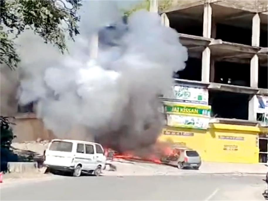 सोलन में पटाखों की दुकान में लगी भीषण आग, लाखों का सामान जलकर राख; बाहर खड़ी गाड़ी भी नहीं बची सोलन में पटाखों की दुकान में लगी भीषण आग, लाखों का सामान जलकर राख; बाहर खड़ी गाड़ी भी नहीं बची