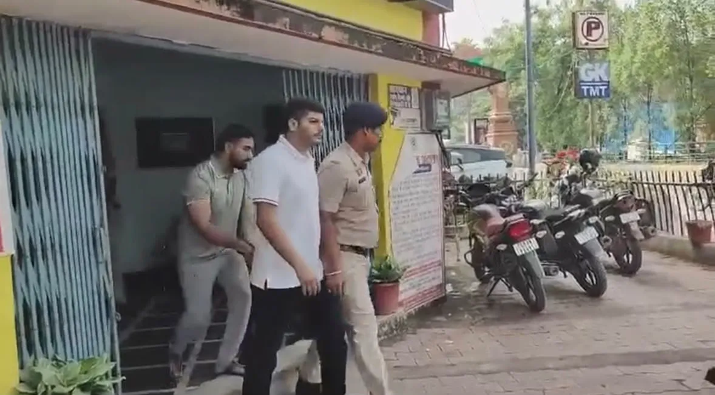 50 करोड़ की फिरौती मांगने: के मामले में फरार आरोपी पर 5 हजार का इनाम, पुलिस ने तेज की तलाश. 50 करोड़ की फिरौती मांगने: के मामले में फरार आरोपी पर 5 हजार का इनाम, पुलिस ने तेज की तलाश.