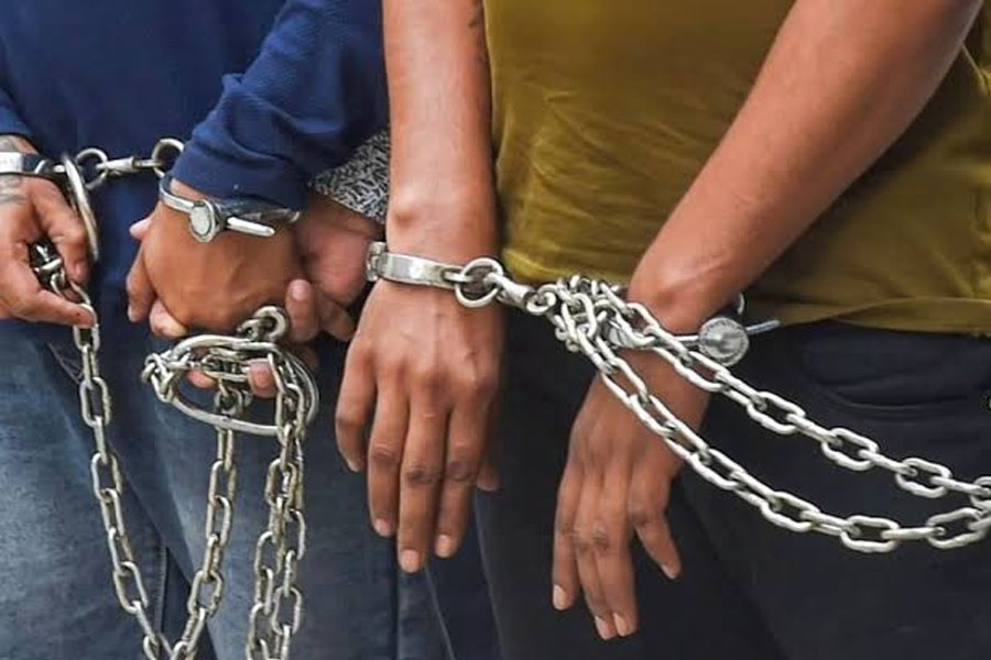 बिहार: ISI को खुफिया: जानकारी भेजने के आरोप में दो पूर्व सैनिक गिरफ्तार, हनीट्रैप एंगल की भी जांच. बिहार: ISI को खुफिया: जानकारी भेजने के आरोप में दो पूर्व सैनिक गिरफ्तार, हनीट्रैप एंगल की भी जांच.
