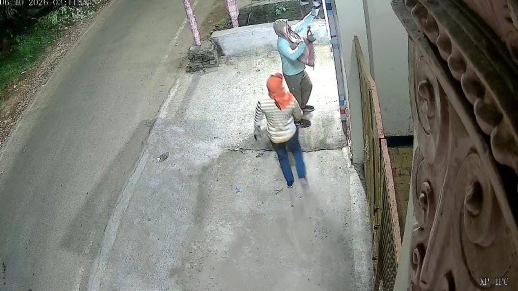 देवघर: रस्सी के सहारे ‘ATM’ मशीन उखाड़कर ले गए चोर, बड़ी गाड़ी में सवार होकर पहुंचे थे बदमाश. देवघर: रस्सी के सहारे ‘ATM’ मशीन उखाड़कर ले गए चोर, बड़ी गाड़ी में सवार होकर पहुंचे थे बदमाश.