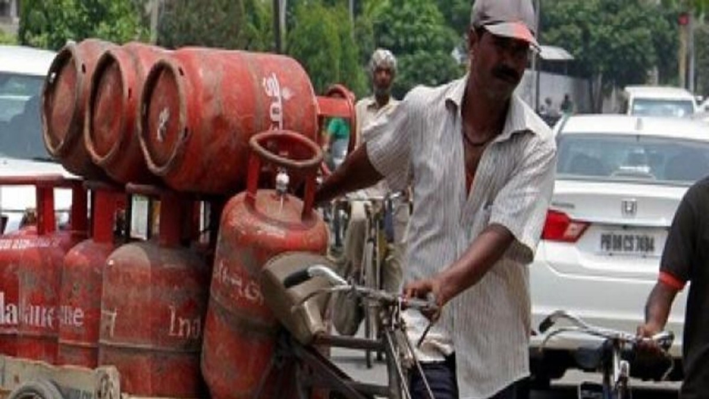 दिवाली से पहले मुफ्त ‘LPG’ सिलेंडर. पाने का मौका, यूपी-दिल्ली समेत इन राज्यों में योजना का लाभ, KYC के साथ करें ये काम: दिवाली से पहले मुफ्त ‘LPG’ सिलेंडर. पाने का मौका, यूपी-दिल्ली समेत इन राज्यों में योजना का लाभ, KYC के साथ करें ये काम:
