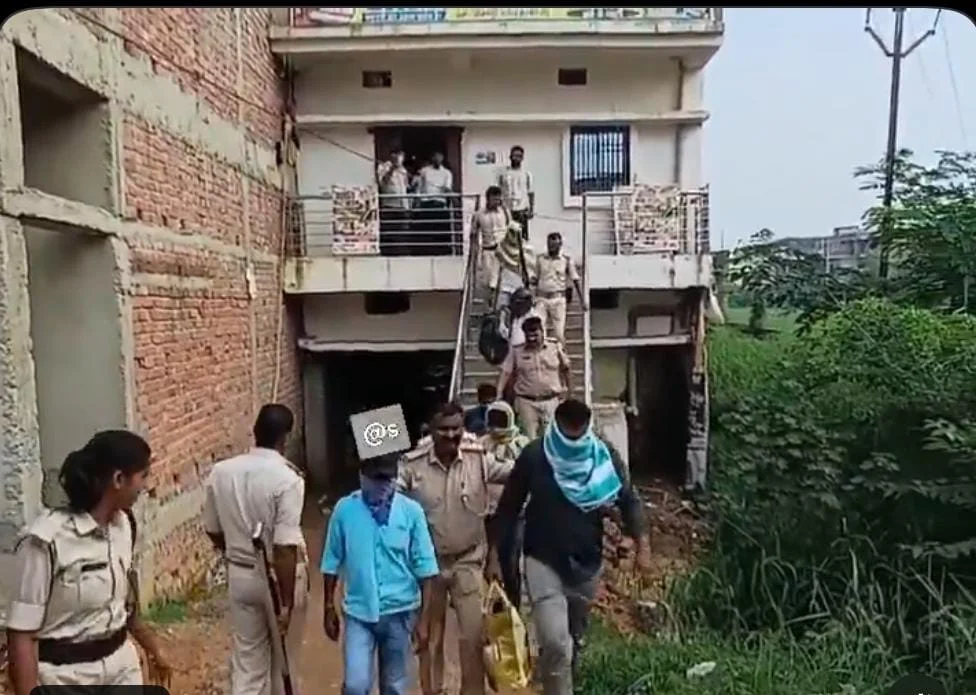 गेस्ट हाउस में अचानक पहुंची पुलिस तो मच गया हड़कंप, 8 महिलाएं और 8 पुरुष मिले; फिर शुरू हुई पूछताछ गेस्ट हाउस में अचानक पहुंची पुलिस तो मच गया हड़कंप, 8 महिलाएं और 8 पुरुष मिले; फिर शुरू हुई पूछताछ