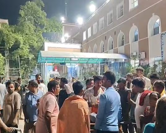 भोजपुर में घर के बाहर: खड़े प्रॉपर्टी डीलर को मारी दो गोलियां, गंभीर हालत में अस्पताल में भर्ती; हमलावरों की तलाश. भोजपुर में घर के बाहर: खड़े प्रॉपर्टी डीलर को मारी दो गोलियां, गंभीर हालत में अस्पताल में भर्ती; हमलावरों की तलाश.