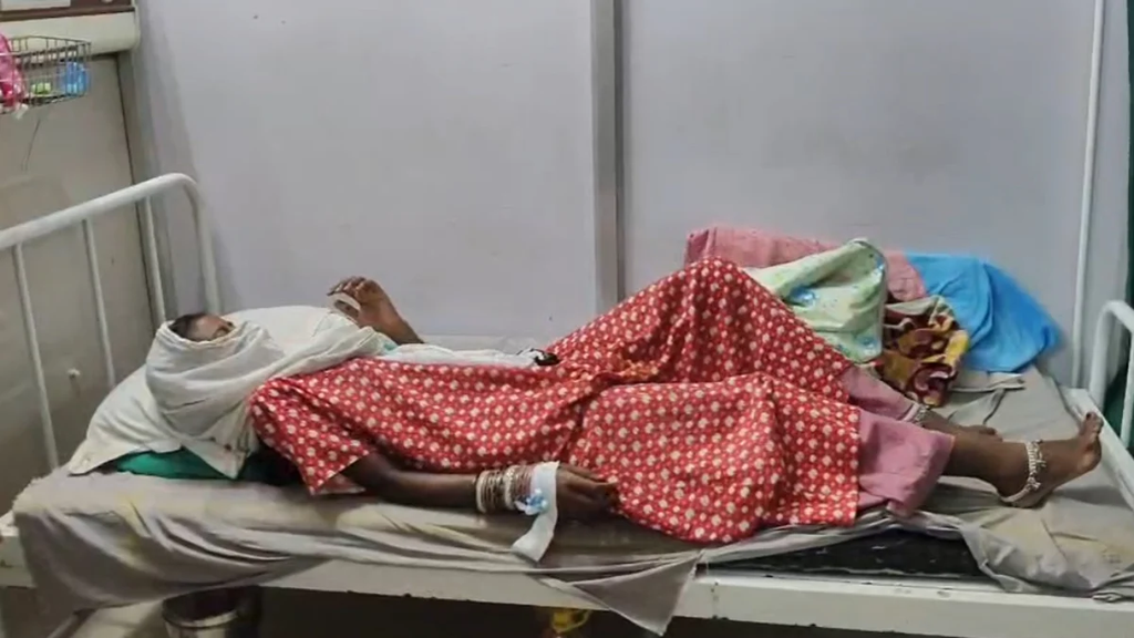 धमतरी में बच्चे के लिए स्वेटर मांगने पर भड़का पति, पत्नी पर पेट्रोल डालकर जलाने की कोशिश का आरोप धमतरी में बच्चे के लिए स्वेटर मांगने पर भड़का पति, पत्नी पर पेट्रोल डालकर जलाने की कोशिश का आरोप