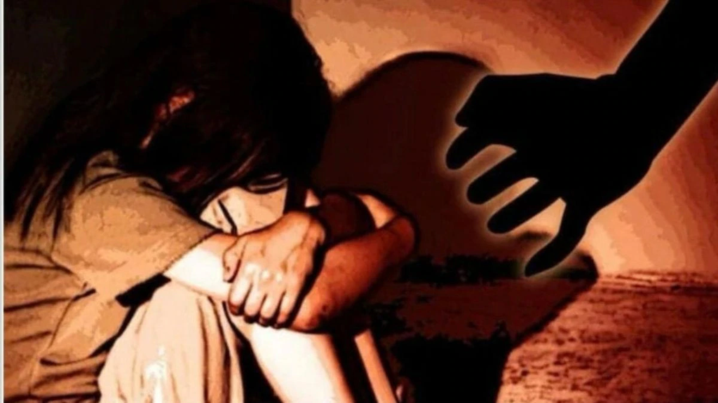कोचिंग से लौट रही नाबालिग: छात्रा को बाइक सवारों ने रोका, शोर मचाने पर ग्रामीणों ने दोनों को पकड़ा. कोचिंग से लौट रही नाबालिग: छात्रा को बाइक सवारों ने रोका, शोर मचाने पर ग्रामीणों ने दोनों को पकड़ा.