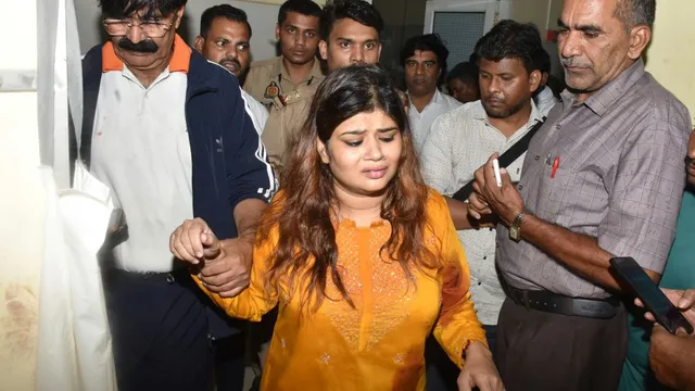 फिरोजाबाद: घरेलू विवाद: में पति ने पत्नी और युवक पर चलाई गोलियां, मौके से गिरफ्तार. फिरोजाबाद: घरेलू विवाद: में पति ने पत्नी और युवक पर चलाई गोलियां, मौके से गिरफ्तार.