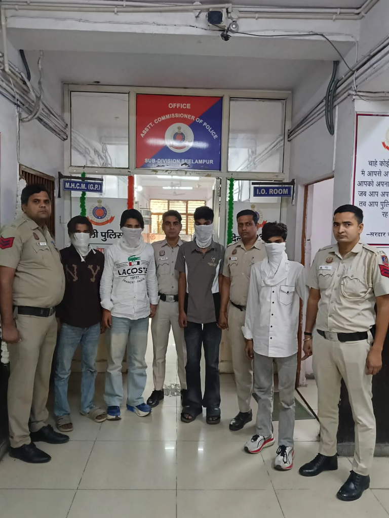 दिल्ली के पार्क में मामूली बात पर शुरू हुआ विवाद, 20 साल के युवक के साथ हुआ ऐसा कि मच गई अफरा-तफरी दिल्ली के पार्क में मामूली बात पर शुरू हुआ विवाद, 20 साल के युवक के साथ हुआ ऐसा कि मच गई अफरा-तफरी