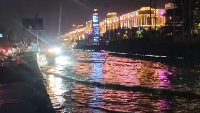 लखनऊ: उफनती गोमती से शहर में बाढ़ जैसे हालात, घरों से लेकर फीनिक्स पलासिओ मॉल तक पानी; राहत के लिए उतरीं नावें. लखनऊ: उफनती गोमती से शहर में बाढ़ जैसे हालात, घरों से लेकर फीनिक्स पलासिओ मॉल तक पानी; राहत के लिए उतरीं नावें.