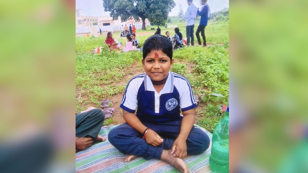 चंद्रपुर: बेटे को सैनिक स्कूल: छोड़कर गांव लौट रहे पिता को रास्ते में उसकी मौत की खबर मिली, हॉस्टल में 12 वर्षीय छात्र की संदिग्ध परिस्थितियों में मौत. चंद्रपुर: बेटे को सैनिक स्कूल: छोड़कर गांव लौट रहे पिता को रास्ते में उसकी मौत की खबर मिली, हॉस्टल में 12 वर्षीय छात्र की संदिग्ध परिस्थितियों में मौत.