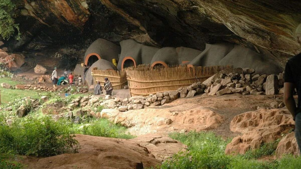 लेसोथो का रहस्यमयी गांव, जहां नरभक्षियों के डर से गुफाओं में बस गए लोग, 200 साल पुरानी हैरान करने वाली कहानी. लेसोथो का रहस्यमयी गांव, जहां नरभक्षियों के डर से गुफाओं में बस गए लोग, 200 साल पुरानी हैरान करने वाली कहानी.