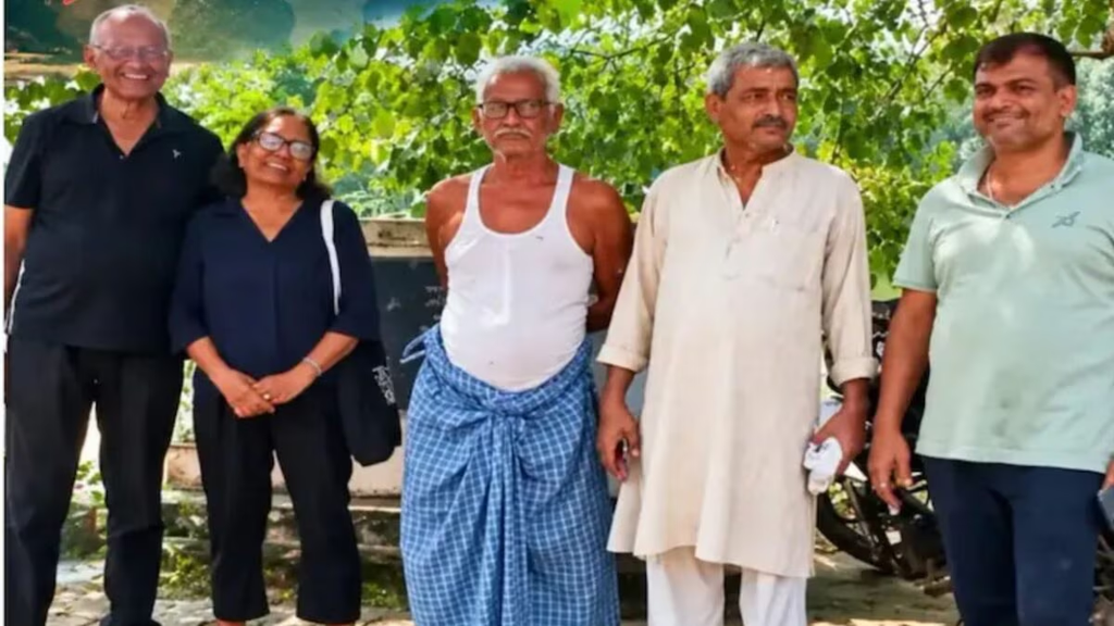 12,000 किलोमीटर दूर कनाडा से पुरखों का गांव खोजने पहुंचा बुजुर्ग कपल, 155 साल पुराना दस्तावेज बना सहारा; मिट्टी देखकर छलक पड़े आंसू. 12,000 किलोमीटर दूर कनाडा से पुरखों का गांव खोजने पहुंचा बुजुर्ग कपल, 155 साल पुराना दस्तावेज बना सहारा; मिट्टी देखकर छलक पड़े आंसू.