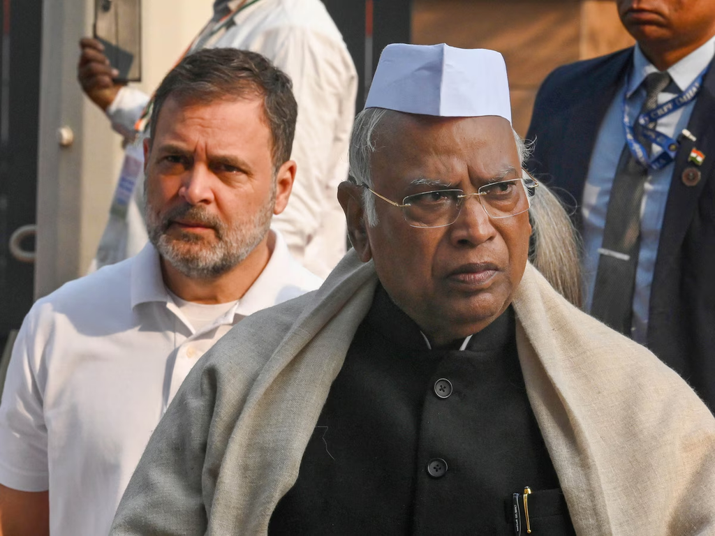 पटना में खरगे के भाषण के बीच अचानक मचा हंगामा, पीएम मोदी को लेकर कही ऐसी बात कि सभागार में बढ़ गया तनाव पटना में खरगे के भाषण के बीच अचानक मचा हंगामा, पीएम मोदी को लेकर कही ऐसी बात कि सभागार में बढ़ गया तनाव