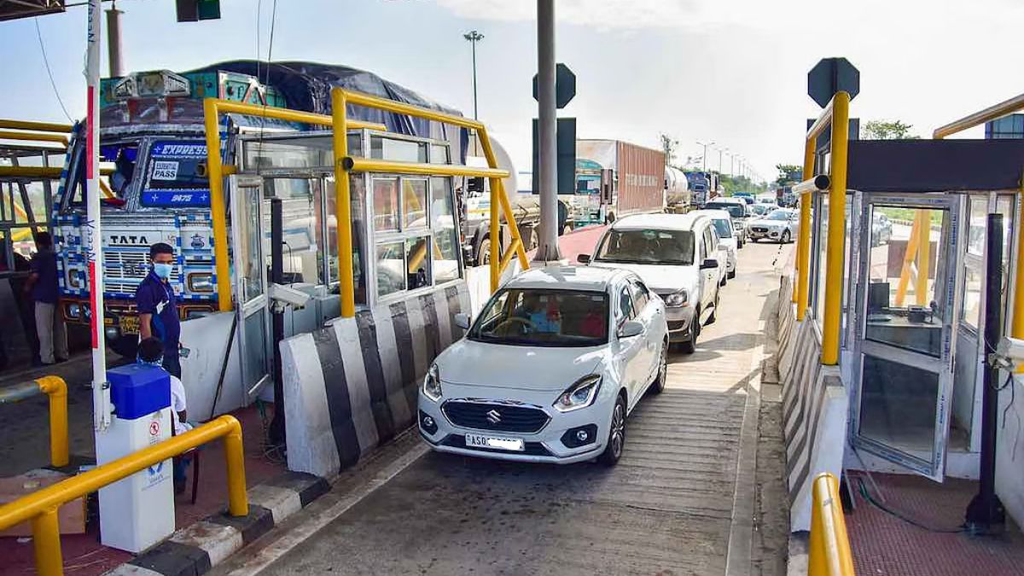 यूपी में टोल प्लाजा के पास रहने वालों को मिल सकती है बड़ी राहत, सालाना पास से ₹1,200 तक बचत की उम्मीद. यूपी में टोल प्लाजा के पास रहने वालों को मिल सकती है बड़ी राहत, सालाना पास से ₹1,200 तक बचत की उम्मीद.