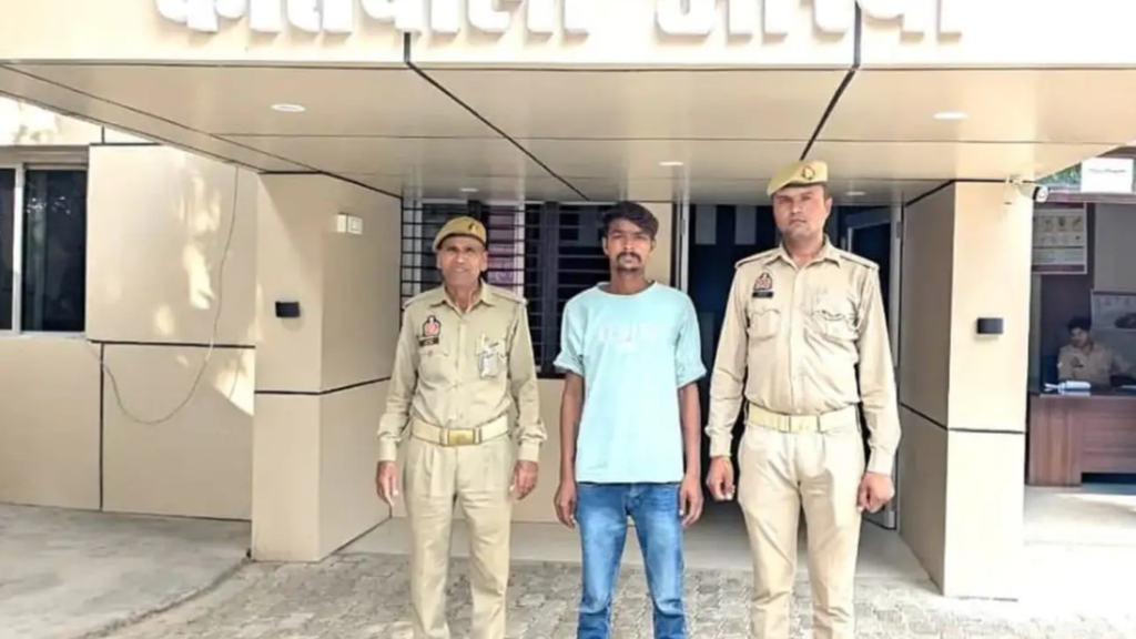 इटावा में पुलिस को चकमा देकर फरार हुआ ‘बुलेट खान’, चलती रोडवेज बस की खिड़की से लगाई छलांग; CCTV में दिखी भागने की दिशा. इटावा में पुलिस को चकमा देकर फरार हुआ ‘बुलेट खान’, चलती रोडवेज बस की खिड़की से लगाई छलांग; CCTV में दिखी भागने की दिशा.