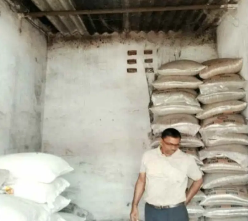 रामगढ़ के भुरकुंडा में चोरों का आतंक, एक गोदाम और तीन दुकानों में सेंधमारी की कोशिश; लोगों की सतर्कता से टली चोरी. रामगढ़ के भुरकुंडा में चोरों का आतंक, एक गोदाम और तीन दुकानों में सेंधमारी की कोशिश; लोगों की सतर्कता से टली चोरी.
