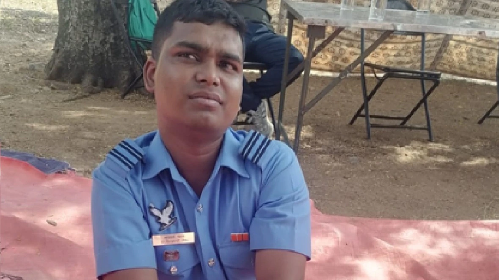 हैदराबाद में फर्जी एयरफोर्स अफसर बनकर घूम रहा था डिलीवरी एजेंट, वर्दी पहन परेड ग्राउंड में खिंचवा रहा था तस्वीरें; युवतियों से धोखाधड़ी का शक. हैदराबाद में फर्जी एयरफोर्स अफसर बनकर घूम रहा था डिलीवरी एजेंट, वर्दी पहन परेड ग्राउंड में खिंचवा रहा था तस्वीरें; युवतियों से धोखाधड़ी का शक.