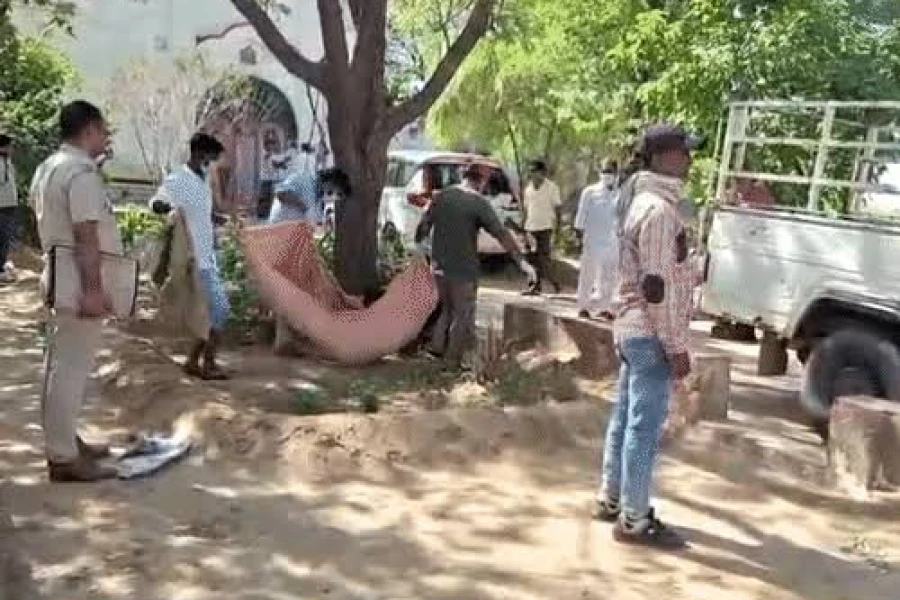 चूरू में साधु की मौत पर हंगामा, 50 घंटे बाद समाधि से निकाला गया शव; 6 लोगों पर हत्या का केस. चूरू में साधु की मौत पर हंगामा, 50 घंटे बाद समाधि से निकाला गया शव; 6 लोगों पर हत्या का केस.