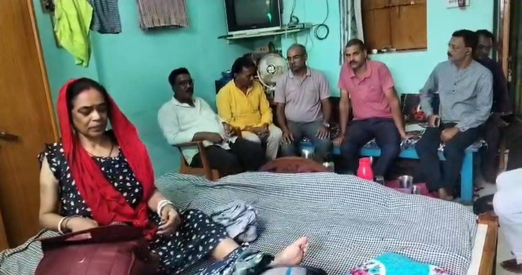 देवघर में JMM नेता के घर हथियारबंद डकैती, पत्नी पर चाकू से हमला; करीब 10 लाख के गहने और नकदी लूटने का आरोप. देवघर में JMM नेता के घर हथियारबंद डकैती, पत्नी पर चाकू से हमला; करीब 10 लाख के गहने और नकदी लूटने का आरोप.