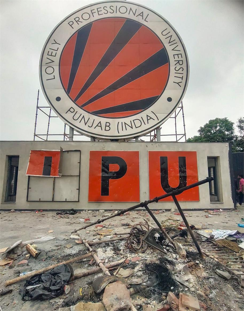 LPU हिंसा मामले में बड़ा खुलासा, फर्स्ट ईयर की छात्रा ने Reddit पर दो बार क्यों डाली थी कथित दुष्कर्म की पोस्ट? LPU हिंसा मामले में बड़ा खुलासा, फर्स्ट ईयर की छात्रा ने Reddit पर दो बार क्यों डाली थी कथित दुष्कर्म की पोस्ट?