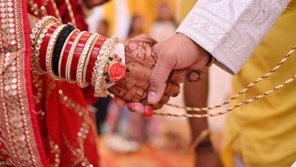 शादी की रस्म में दूल्हे ने दुल्हन की जगह लिया उसकी बहन का नाम, गुस्से की चर्चा के बीच दुल्हन ने खुद बताई सच्चाई. शादी की रस्म में दूल्हे ने दुल्हन की जगह लिया उसकी बहन का नाम, गुस्से की चर्चा के बीच दुल्हन ने खुद बताई सच्चाई.