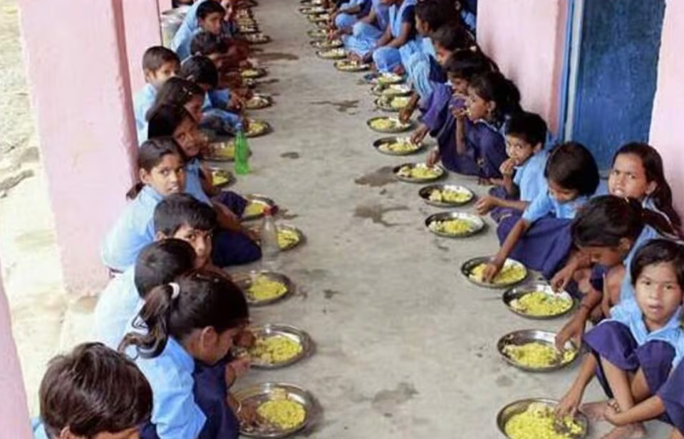 स्कूल में खाना खाने के बाद अचानक बिगड़ी बच्चों की तबीयत, भोजन में छिपकली मिलने की खबर से मचा हड़कंप. स्कूल में खाना खाने के बाद अचानक बिगड़ी बच्चों की तबीयत, भोजन में छिपकली मिलने की खबर से मचा हड़कंप.