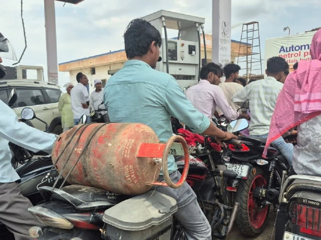 पाकिस्तान में LPG सिलेंडर 8200 रुपये पर पहुंचा, आज भारत में क्या हैं रेट? पाकिस्तान में LPG सिलेंडर 8200 रुपये पर पहुंचा, आज भारत में क्या हैं रेट?