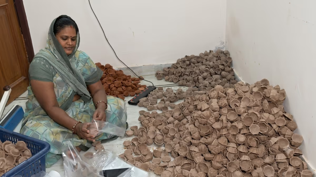 गाय के गोबर से बन रहे दिवाली: के खूबसूरत दीपक, 5 महिलाओं को मिला रोजगार, ढाई लाख दीये बनाने का लक्ष्य. गाय के गोबर से बन रहे दिवाली: के खूबसूरत दीपक, 5 महिलाओं को मिला रोजगार, ढाई लाख दीये बनाने का लक्ष्य.