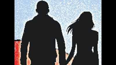बाराबंकी में अचानक गायब हुए दो शादीशुदा लोग, पीछे रह गए 8 बच्चे; परिवारों के सामने खड़ा हुआ बड़ा सवाल बाराबंकी में अचानक गायब हुए दो शादीशुदा लोग, पीछे रह गए 8 बच्चे; परिवारों के सामने खड़ा हुआ बड़ा सवाल