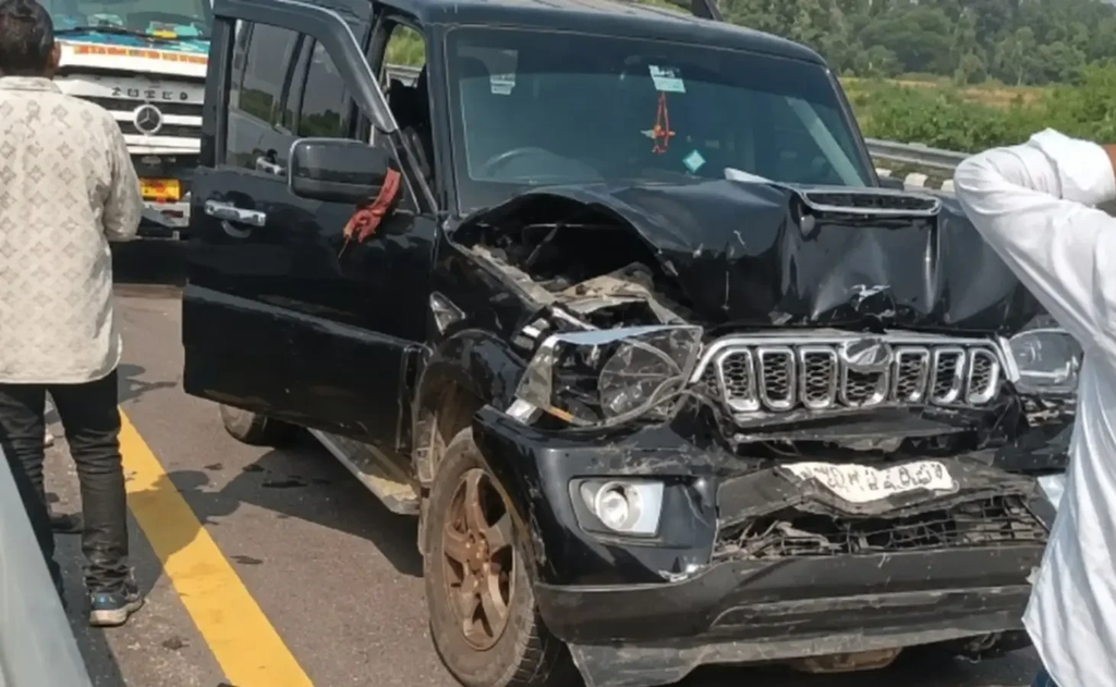 राहुल गांधी के सुल्तानपुर पहुंचने से पहले एक्सप्रेसवे पर मची अफरा-तफरी, काफिले की गाड़ियां टकराईं; कई घायल राहुल गांधी के सुल्तानपुर पहुंचने से पहले एक्सप्रेसवे पर मची अफरा-तफरी, काफिले की गाड़ियां टकराईं; कई घायल