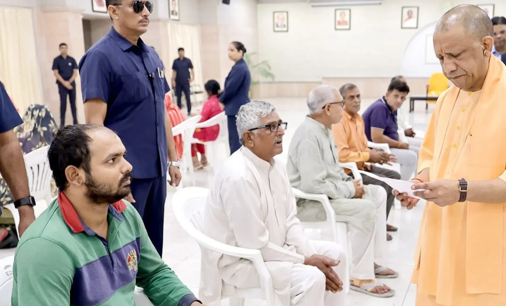 जनता दर्शन में योगी आदित्यनाथ का सख्त संदेश, कमजोरों की जमीन पर कब्जा करने वालों के खिलाफ होगी कड़ी कार्रवाई जनता दर्शन में योगी आदित्यनाथ का सख्त संदेश, कमजोरों की जमीन पर कब्जा करने वालों के खिलाफ होगी कड़ी कार्रवाई