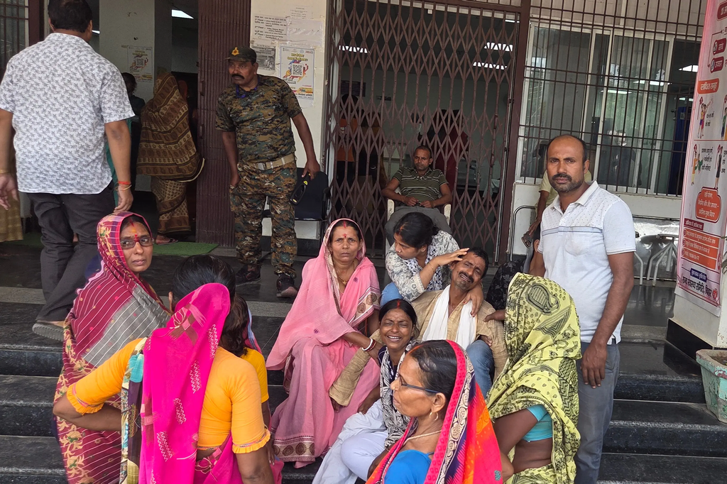 विश्वविद्यालय जाने के लिए निकले विधायक ‘के ममेरे भाई की गोली मारकर हत्या, परिवार’ में मचा कोहराम विश्वविद्यालय जाने के लिए निकले विधायक ‘के ममेरे भाई की गोली मारकर हत्या, परिवार’ में मचा कोहराम